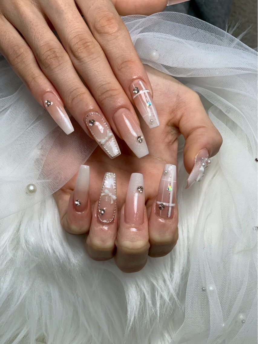 専用 ネイルデザイン 2026年冬トレンド】ブルー スタッズのネイルデザイン集｜人気順｜49