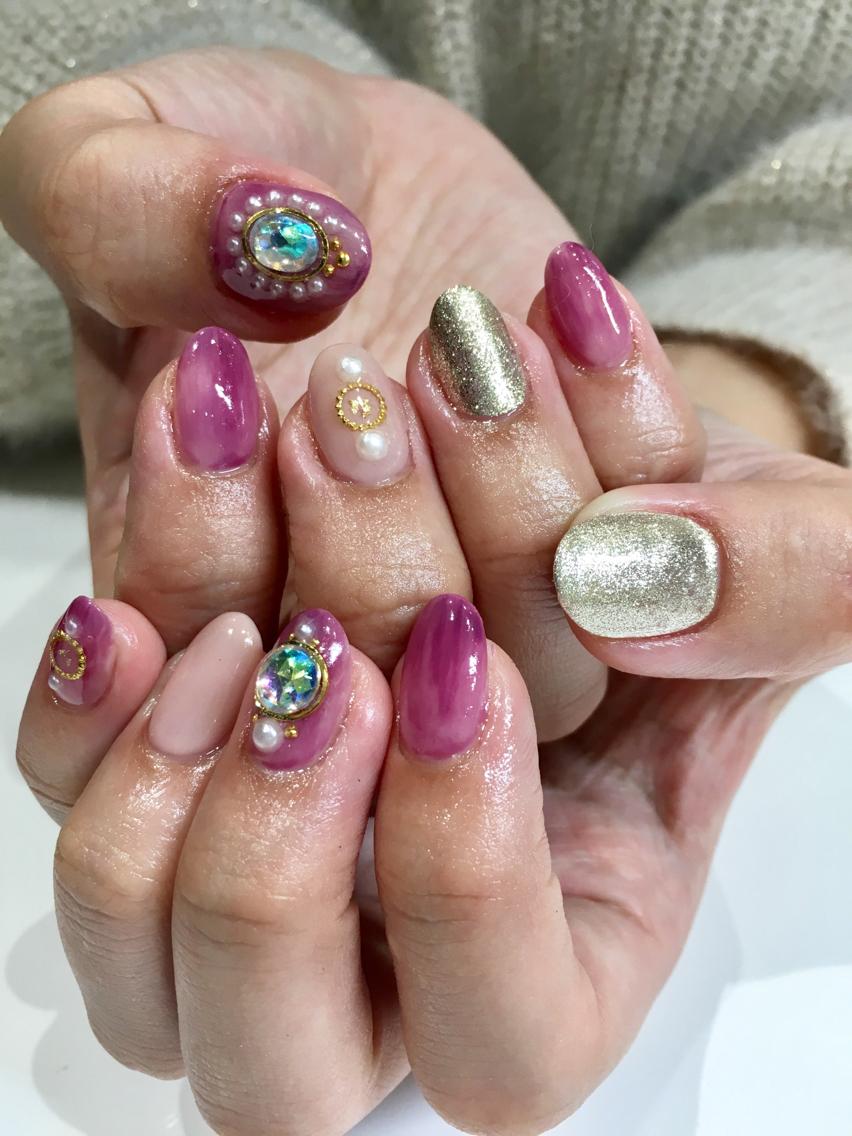 お客様ネイル♡ 赤紫のクリアカラーが秋っぽく、華やかなパーツ