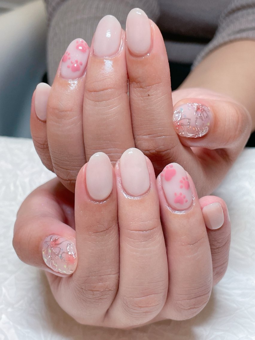 桜アートと犬の肉球のアート可愛い｜ゆ か_Nailsのネイルデザイン