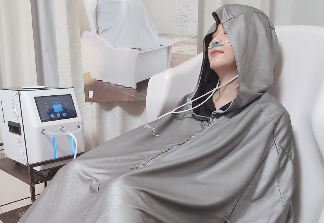 セリサイト鉱石とテラ鉱石を含んだボディウォーマー。 着用してLULUONN