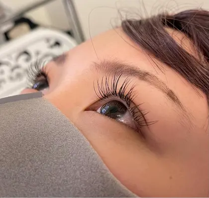 マツエク100本 Jカール 自まつげと同じぐらいのカール感です ナチュラルデザイン Hair Make Brand New Lomie 野田阪神店所属 金城 花音のマツエクデザイン ミニモ