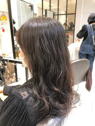 グレージュカラー 低温デジタルパーマ ミディアムロングレイヤー で柔らかヘアに Neolive Ginza 銀座店 ヘア 所属 ニュアンスパーマ おおや ともみのヘアカタログ ミニモ