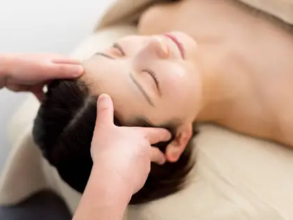 デコルテオイルマッサージ リンパを流して 美白効果も期待できます 美肌専門eminal By Nico 所属 元村 有美のエステ リラクカタログ ミニモ