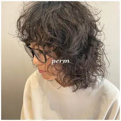 ミディアムパーマ 21年夏人気のミディアムパーマのヘアスタイル 髪型カタログ 2ページ目 ミニモ