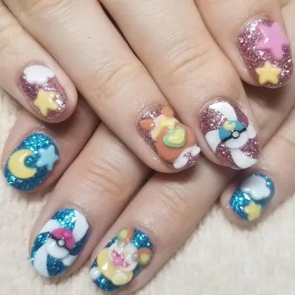 ピンク 水色の左右色違いベースに ポケモンのワンパチネイル ハートのお尻が可愛いですね Hylovesnail所属 よしだ ひろきのネイルデザイン ミニモ