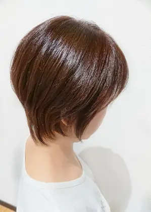 ショートスタイル 襟足長めのショートレイヤースタイル ｃａｓａ所属 植地 真樹のヘアカタログ ミニモ