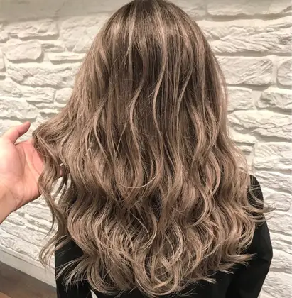 ウルフにグレージュがよく似合う Care Umeda所属 こやま なつみのヘアカタログ ミニモ