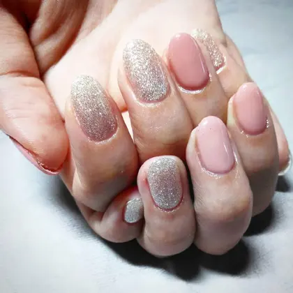 グラデーション 21年夏人気のグラデーション ラメグラデのネイルデザイン ネイルアートカタログ 81ページ目 ミニモ