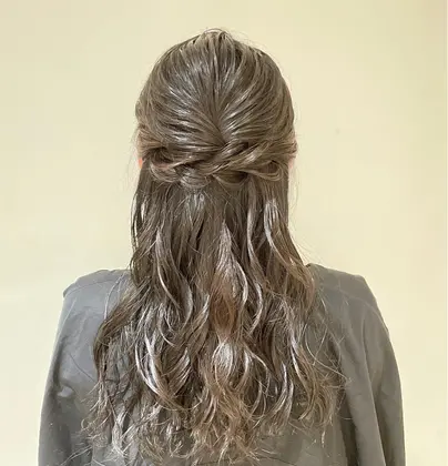 ハーフアップ 21年秋人気のハーフアップのヘアアレンジ 髪型カタログ ミニモ