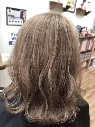 セルフカラー後の色のムラもしっかり修正してミルクティーベージュに Hair Studio Romeo所属 高野 直人のヘアカタログ ミニモ