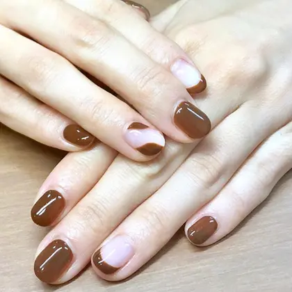 ブラウンのモード系ネイル シンプルだけどおしゃれです R Lush所属 Ema ネイル アイブロウのアイブロウ 眉毛カタログ ミニモ