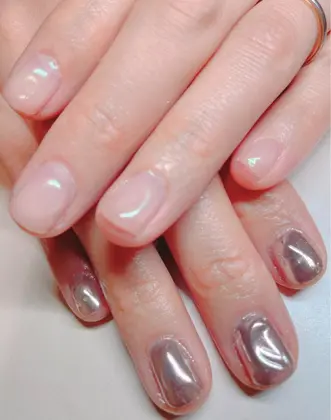 ピンクベージュと白のグラデーションスカルプ Bijou所属 相馬 礼菜のネイルデザイン ミニモ