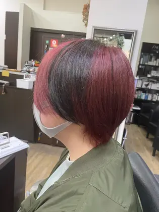 赤と黒のツートンカラーで ショートボブスタイルに ツートンカラー おしゃれ 赤 黒 Collection佐倉店所属 褒められヘア 伊藤璃亜のヘア カタログ ミニモ