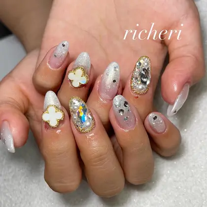 ヴァンクリ風パーツと ランバスの埋め尽くしが 可愛すぎたデザイン Private Nail Salon Richeri所属 Richeri Ayaのネイルデザイン ミニモ