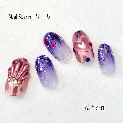 ミラーとラメグラデーションのキラキラ夏ネイル ハンド ジェルネイル 夏 海 グラデー サロンバーｖｉｖｉ所属 サロンバー ｖｉｖｉのエステ リラクカタログ ミニモ