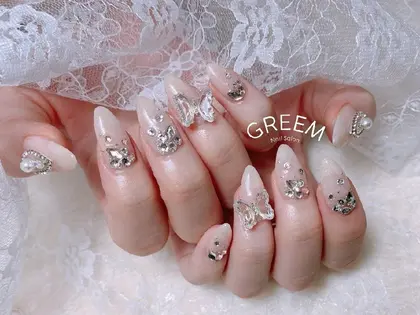 人気のパピヨンネイル 冬にピッタリなホワイトネイル Inst Greem所属 Greem グリームのネイル デザイン ミニモ