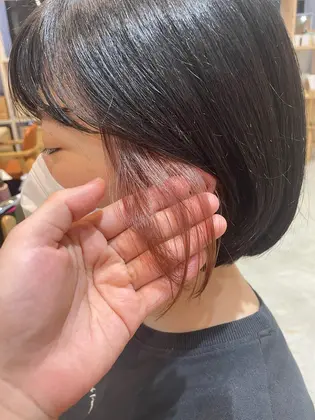 普段は隠せる 耳にかけたら映える インナーカラーとても人気です ブリーチ1回でピンクベ Une Garden所属 インナーカラー ボブ 柔カラー ちばのヘアカタログ ミニモ