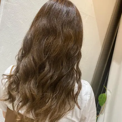 白髪ぼかしのハイライトが入っています オレンジっぽくなりやすい方にオススメのオリーブグレージュで透 Soin De Blanche ライフ八戸ノ里店所属 髙田 知香のヘアカタログ ミニモ