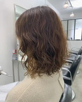 ミディアムパーマ 21年夏人気のミディアムパーマのヘアスタイル 髪型カタログ 61ページ目 ミニモ