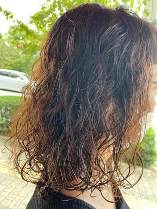 ナチュラルなソバージュスタイル 根元がペタンとしやすい方も 根元からパーマを当てることで ふんわり Frise所属 ふくもと ひかるのヘア カタログ ミニモ