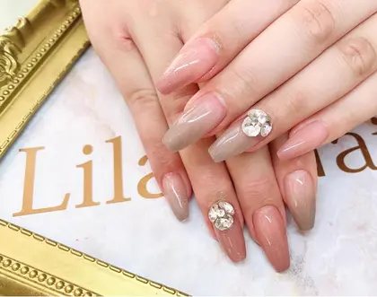 シンプルなグラデーションに スワロフスキーのダイヤカットで キラキラ上品ネイル 春ネイル シ Lilas Nail所属 Lilas Nailの ネイルデザイン ミニモ