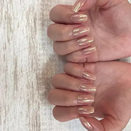 ヌーディカラーにミラーオーロラヴェールをかけて ちゅるんとした質感のネイルに いつもと違 ネイル空間内 Delphinium所属 岡本 友恵のネイル デザイン ミニモ