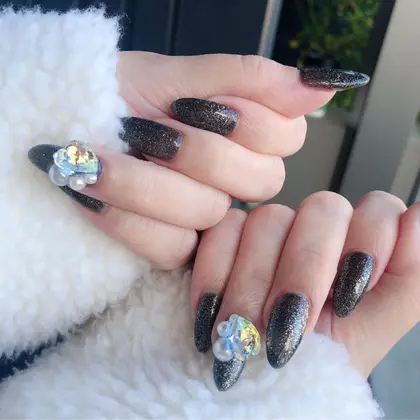 ブラックラメ ビジューネイル Kupulau Nail所属 Haruのネイルデザイン ミニモ