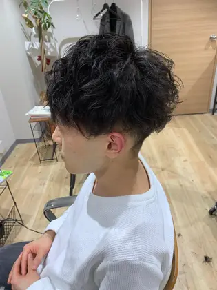 アクセントにポイントでパーマをあてるとめちゃくちゃカッコよくなります メンズ専門サロンeir南船場所属 心斎橋メンズサロン Eir エイル荒山のヘアカタログ ミニモ