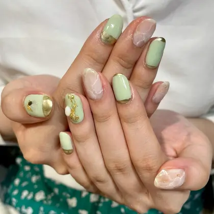 秋らしいカラーに金縁でアートな指先に Grand Truth 市川店所属 井上 みどりのネイルデザイン ミニモ