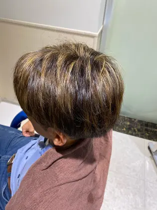 若い方から白髪がすこし気になる年齢層の方にもオススメのハイライト 部分的に明るくすることで白髪ぼか 美容室j Sure所属 唐沢 龍斗のヘアカタログ ミニモ