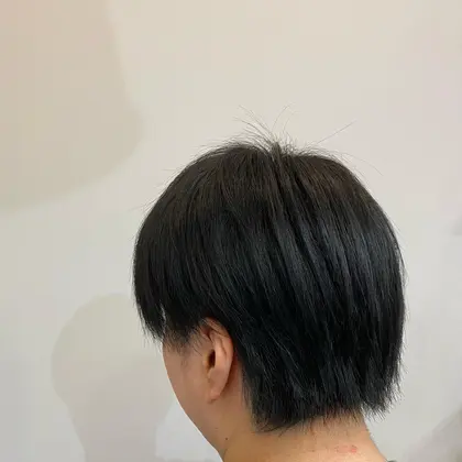 暗めカラー 室内では暗い色 明るいところでは緑に見えるカラー 髪色のトーンを抑えながら 推し Jam所属 松本 朋華のヘアカタログ ミニモ