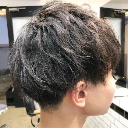強いクセを扱いやすく くせ毛風に Anthem所属 髪質改善 細川勇輝のヘアカタログ ミニモ
