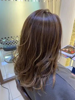 ミディアムヘアー ナチュラルハイライト ママさんに大人気 肌見せカラー ベージュ系カラーで柔らかさ Face磯子店所属 上田 果奈のヘア カタログ ミニモ