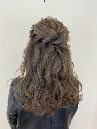 ハーフアップ 21年夏人気のハーフアップのヘアアレンジ 髪型カタログ ミニモ