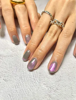 秋先取りのブルーグレーにピンクのマグネットが可愛すぎました マグネットネイル ワンカラー 秋ネイ 9 Nail所属 9 Nine のネイル デザイン ミニモ