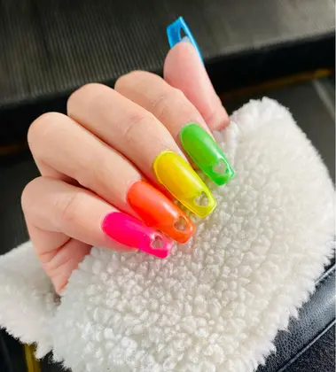 ネオンカラーをマットで ハートのくりぬきはジェルチップの長さだしでしかできません Oar Nail所属 スカルプ派手ネイル Oar Nailのネイル デザイン ミニモ