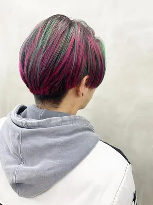 メンズだってデザインカラー ピンクベースに緑のハイライト 人と被りたくない そんな派手髪好きな方 Sun 渋谷所属 Haruki のヘアカタログ ミニモ