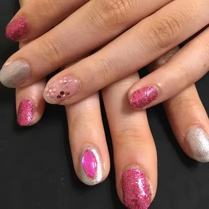 ピンク 21年夏人気のピンクのネイルデザイン ネイルアートカタログ 16ページ目 ミニモ