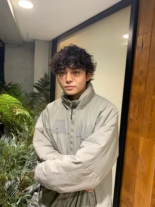 アバランチの綾野剛の綾野剛髪型をイメージ サイドやバックの外ハネと全体のクシャクシャ感がポイント Om S所属 櫛田 翔生のヘアカタログ ミニモ