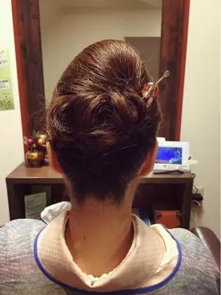 夜会巻き 21年夏人気の夜会巻きのヘアアレンジ 髪型カタログ ミニモ