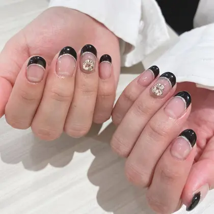 王道人気 フレンチネイル 黒とシャンパンゴールドの組み合わせが セクシーさを引き出しますね Fastnailファストネイル 広島店所属 Fastnail 広島parco店のネイルデザイン ミニモ 王道人気 フレンチネイル 黒とシャンパンゴールドの組み合わせが セクシーさを引き出しますね Fastnailファストネイル 広島店所属 Fastnail 広島parco店のネイルデザイン ミニモ