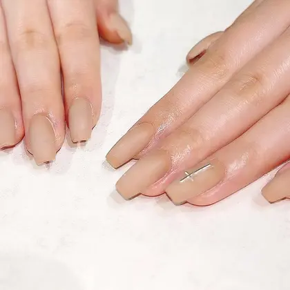 ベージュにマット仕上げ Nail Eyelash R Ebisu所属 𝐧𝐚𝐢 𝐑のネイルデザイン ミニモ