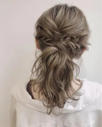 ミルクティーベージュカラー ゆるくてかわいいポニーテールアレンジも 結婚式の二次会やちょっとし Salowin 銀座所属 韓国ヘア 豊木登紀子のヘアカタログ ミニモ
