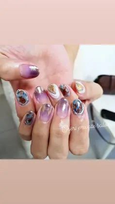 ビビットピンクにミラー ユニコーンネイルでギラッギラで派手に Cheri Private Salon所属 Cheri Nailのネイル デザイン ミニモ