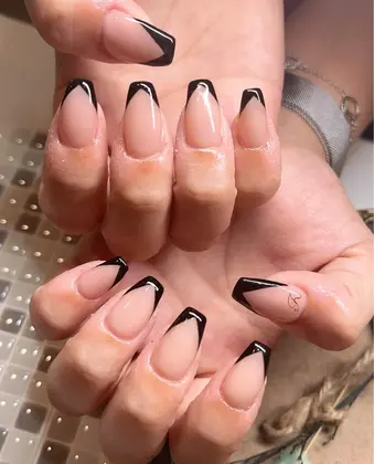 フレンチ イニシャルシールをさりげなく Magic Mush Nail S 所属 Nailist Yuiのネイル デザイン ミニモ フレンチ イニシャルシールをさりげなく Magic Mush Nail S 所属 Nailist Yuiのネイル デザイン ミニモ