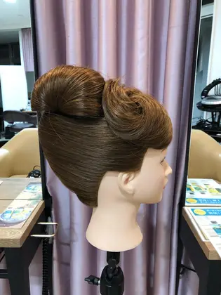 夜会巻き 21年夏人気の夜会巻きのヘアアレンジ 髪型カタログ ミニモ