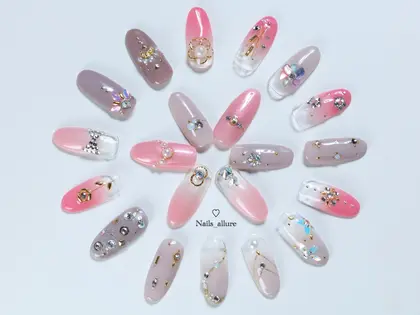 エメラルドグリーンの夏ネイルワンカラー ギターを弾かれるお客様 左手は短くしています 私も Nails Allure所属 Nails Allure 千裕のネイルデザイン ミニモ