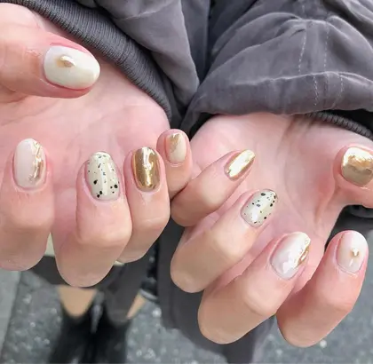 ホワイト 22年夏ホワイトネイルのネイルデザイン ネイルアートカタログ 2ページ目 ミニモ