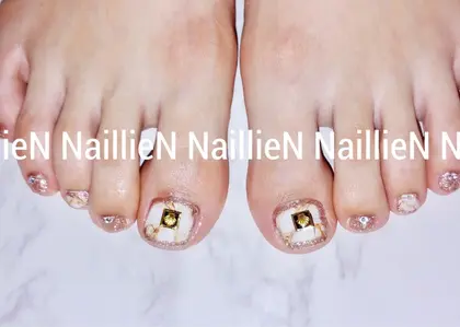 手書きリボン3dの部分を手書きで Naillien所属 Nail Lienのネイルデザイン ミニモ