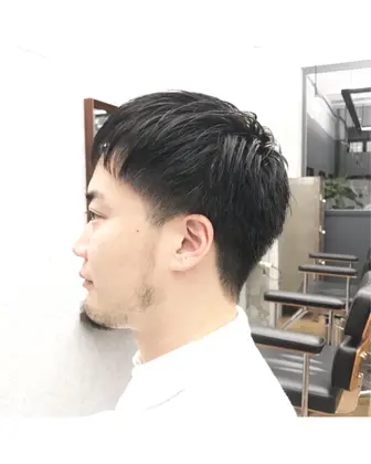 メンズショートヘア サイドはツーブロック 耳後ろからは繋がりのあるグラデーション刈り上げ Yoke所属 ウルフ ショート Mikuniのヘアカタログ ミニモ